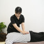 福岡市南区の整骨院で腰痛に対して施術をしている様子