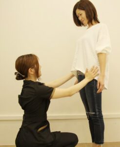 福岡で産後骨盤の歪みを診ている様子