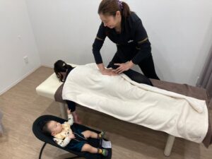 福岡市南区の整骨院の産後骨盤矯正の施術風景