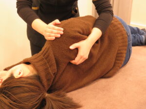 福岡市の整骨院で整体をしている様子