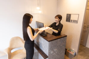 福岡で女性スタッフのみの整骨院の受付風景