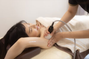 福岡で二の腕の筋膜リリースの施術風景