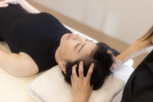福岡の整骨院でヘッドマッサージの施術風景