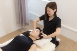 福岡市でヘッドマッサージの施術を受けている様子